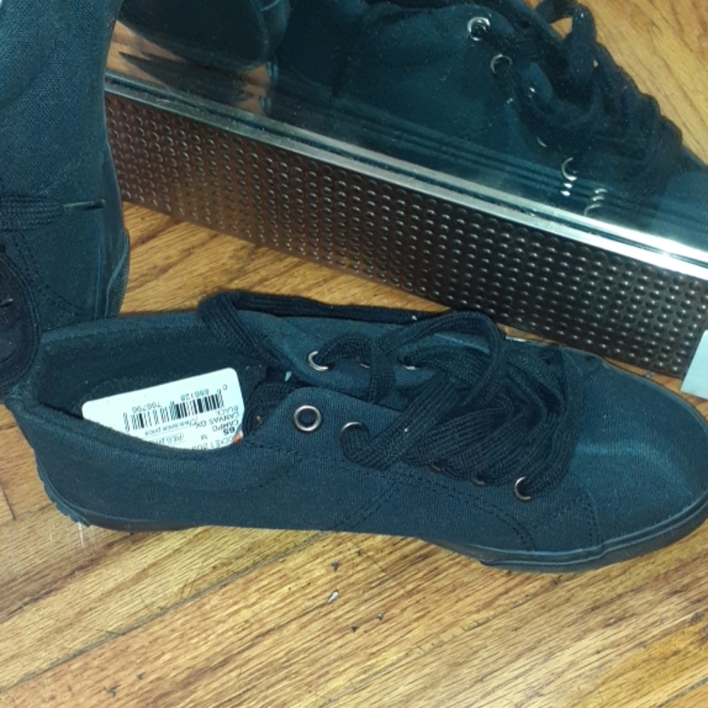Shoes - Picture 2 of 4